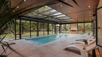 Una piscina techada, una piscina climatizada