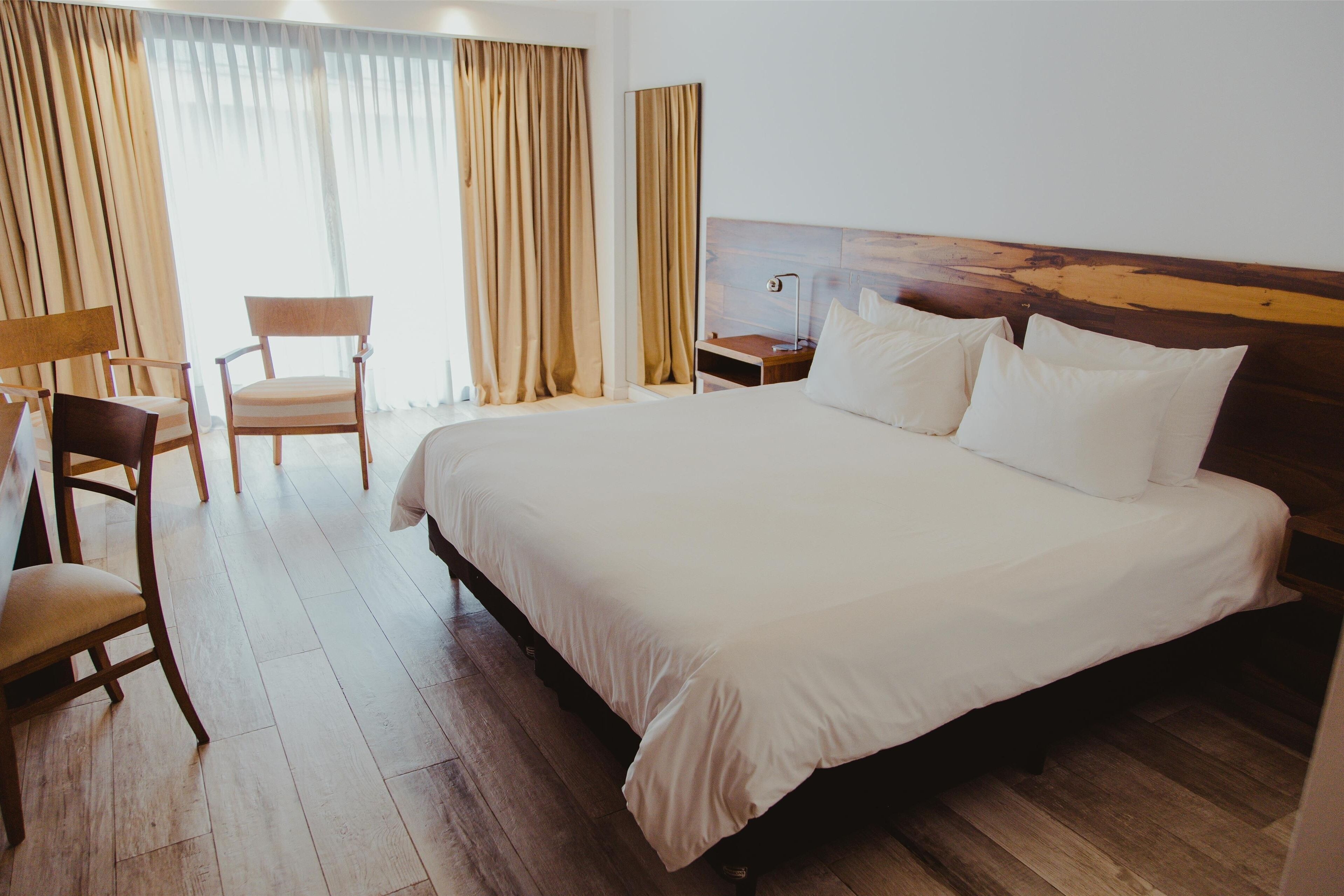 Tabla de planchar con plancha, wifi gratis y ropa de cama 