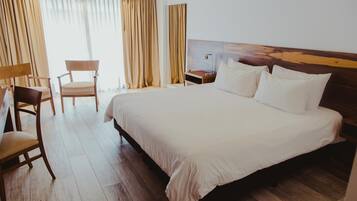 Tabla de planchar con plancha, wifi gratis y ropa de cama