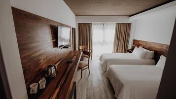 Tabla de planchar con plancha, wifi gratis y ropa de cama
