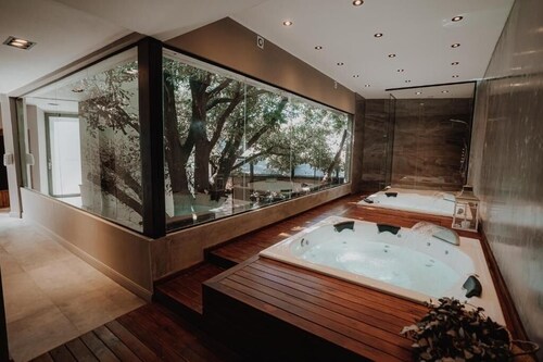 Breathtaking Modern Oasis: Indoor Heated Pool, Outdoor Pool & Free Breakfast