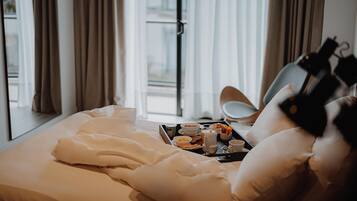 Tabla de planchar con plancha, wifi gratis y ropa de cama