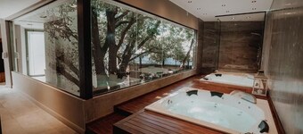 Charming City View Unit | Hot Tub, Sauna & 2 Pools | 0.4 Mi to Asian Art Center