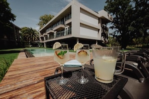 Outdoor dining - Charming City View Unit | Hot Tub, Sauna & 2 Pools | 0.4 Mi to Asian Art Center (Río Cuarto)