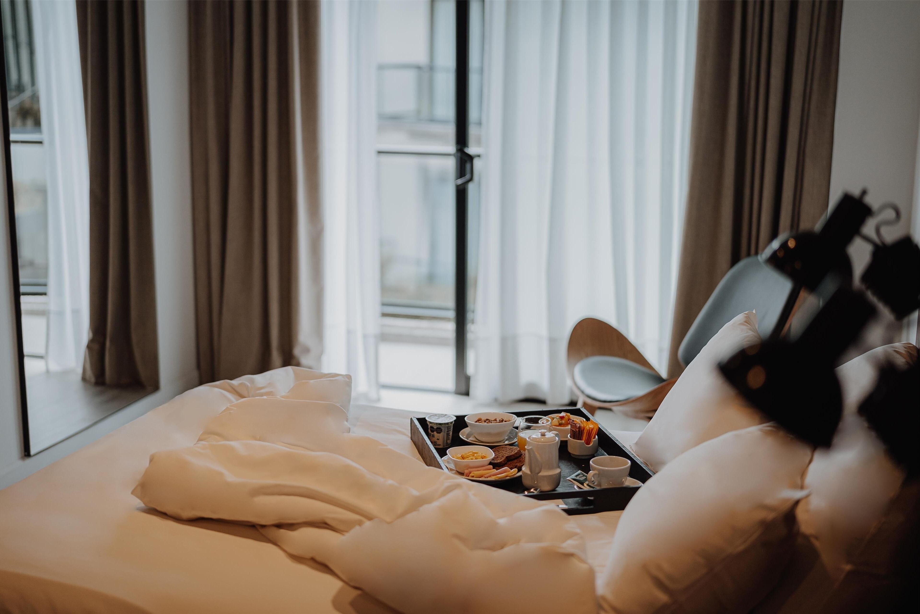 Tabla de planchar con plancha, wifi gratis y ropa de cama 