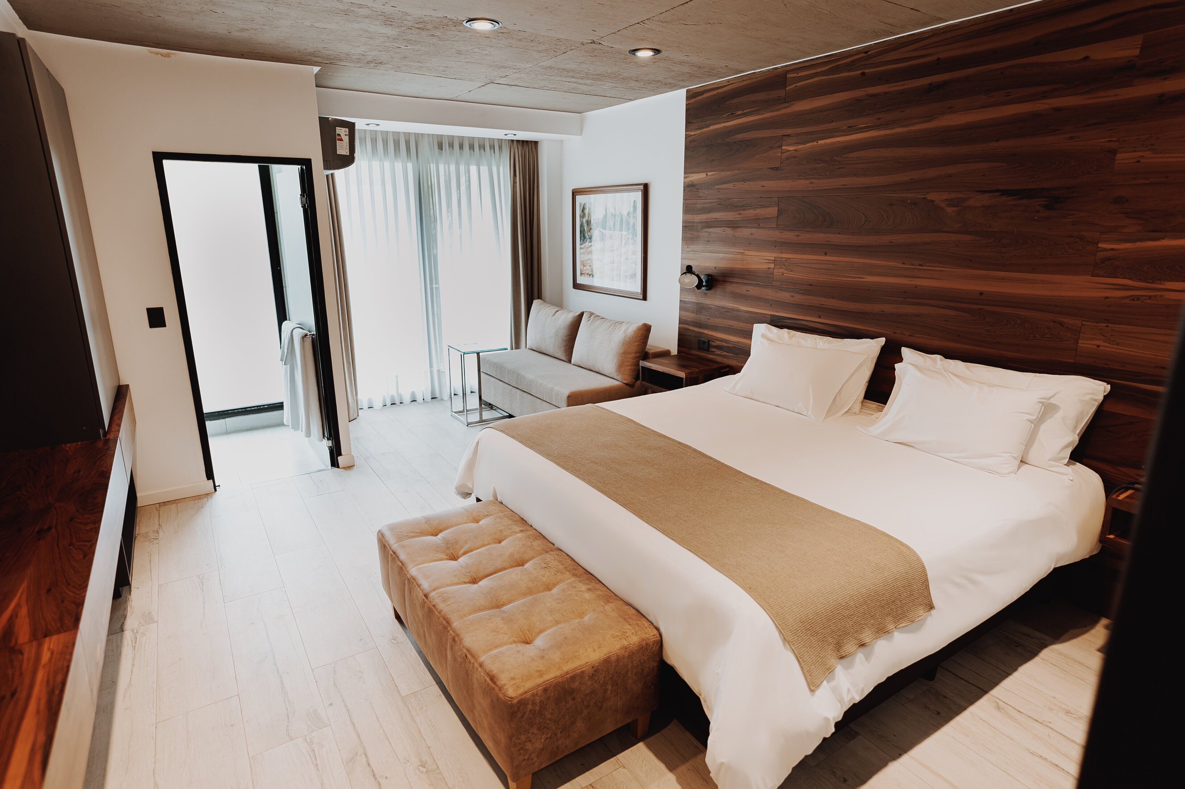 Tabla de planchar con plancha, wifi gratis y ropa de cama 