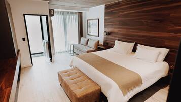 Tabla de planchar con plancha, wifi gratis y ropa de cama