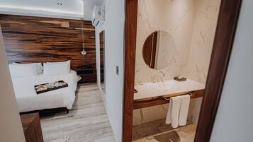 Tabla de planchar con plancha, wifi gratis y ropa de cama