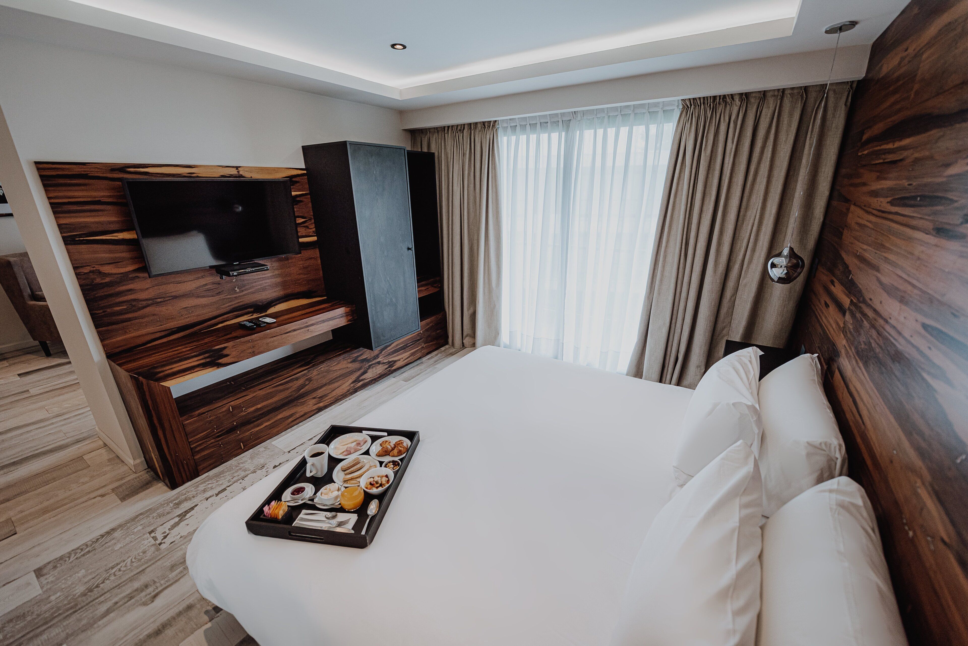 Tabla de planchar con plancha, wifi gratis y ropa de cama 