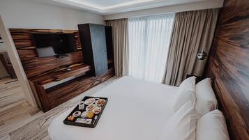 Tabla de planchar con plancha, wifi gratis y ropa de cama