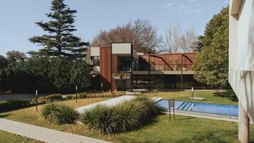 Una piscina techada, una piscina climatizada