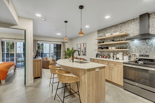 LCF - 9line SLC Loft - King+Sofa - Gym - Sleeps 3 w/ King Bedroom + Sofa/Airbed