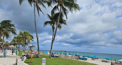 2-BR Apt in Deerfield Beach with AC, Free wifi and Free parking near Golf Course