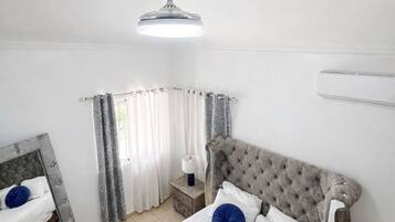 3 habitaciones, tabla de planchar con plancha, wifi y ropa de cama