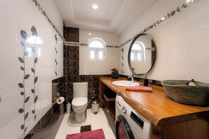 Haartrockner, Handtücher, Seife, Toilettenpapier
