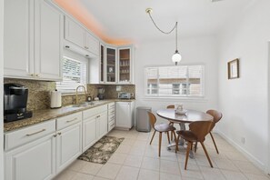 Private kitchen - Storybook Character Home near the Studios (Burbank)