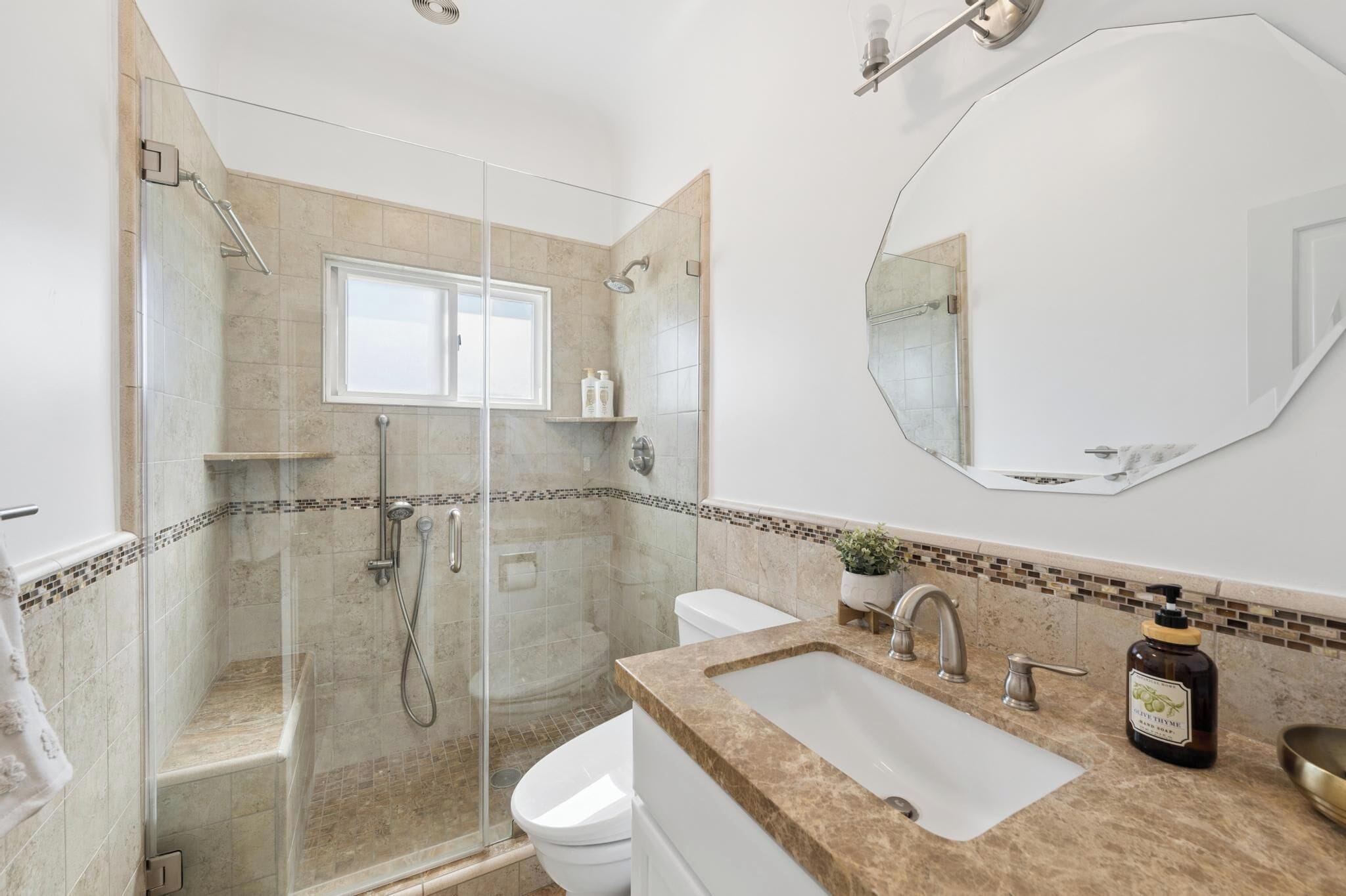 Hårtørrer, bidet, håndklæder, Sæbe