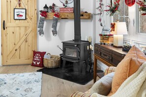 Interior - Dahlia’s Waterfront Cottage in Denbigh (Denbigh)