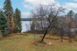 Property grounds - Dahlia’s Waterfront Cottage in Denbigh (Denbigh)