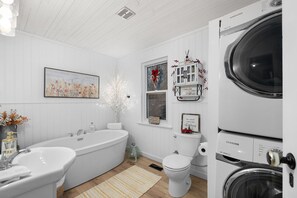 Shower, hair dryer, towels, soap - Dahlia’s Waterfront Cottage in Denbigh (Denbigh)