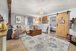 Living area - Dahlia’s Waterfront Cottage in Denbigh (Denbigh)