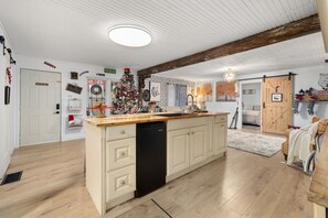 Interior - Dahlia’s Waterfront Cottage in Denbigh (Denbigh)