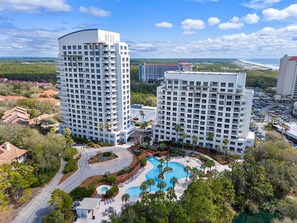 Zwei hohe Hotels mit Schwimmbad und angelegten Grünflächen.