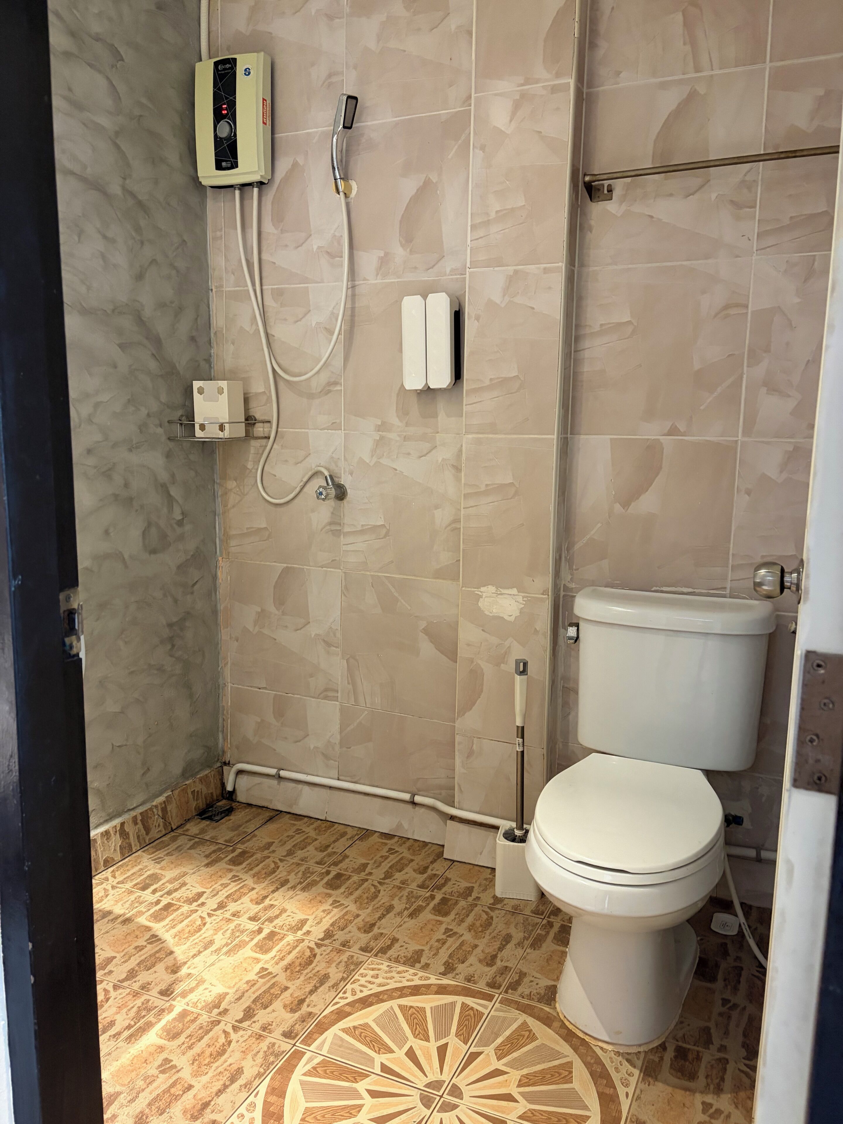 Haartrockner, Handtücher, Seife, Toilettenpapier