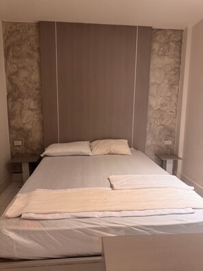 1 bedroom, WiFi, bed sheets - Cozy 1-bedroom bed & breakfast in lovely Tambon Karon with AC
No window. (Tambon Karon)