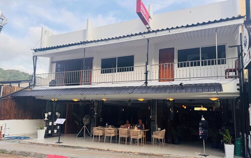 Cozy 1-bedroom bed & breakfast in lovely Tambon Karon with AC
No window.