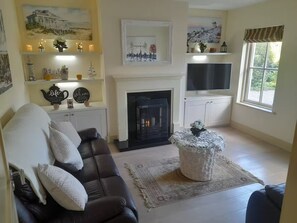 Living area - Charming 3-bedroom house in Kenmare perfect for relaxing stays (Kenmare)