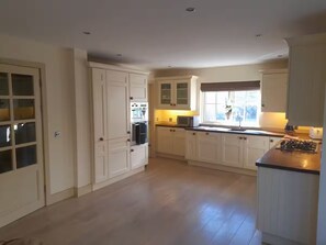 Private kitchen - Charming 3-bedroom house in Kenmare perfect for relaxing stays (Kenmare)
