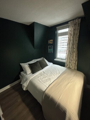 Room - Renovated, Spotless 2BR Townhouse: Private Patio, Parking & by Subway! (Toronto)