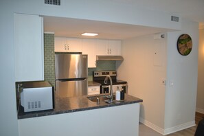 Private kitchen - Renovated, Spotless 2BR Townhouse: Private Patio, Parking & by Subway! (Toronto)