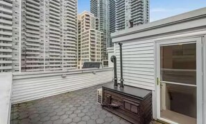 Terrace/patio - Renovated, Spotless 2BR Townhouse: Private Patio, Parking & by Subway! (Toronto)