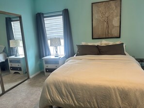 2 bedrooms, iron/ironing board, WiFi, bed sheets - 2-bedroom townhome walking distance to NRG/FIFA World Cup w/ garage. (Houston)