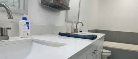 Séchoir à cheveux, serviettes fournies, savon, papier de toilette