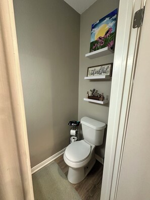 Een haardroger, handdoeken, zeep, toiletpapier