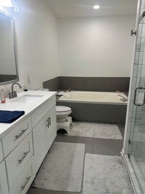 Hair dryer, towels, soap, toilet paper - 2-bedroom townhome walking distance to NRG/FIFA World Cup w/ garage. (Houston)