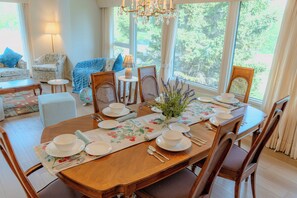 Dining - Unwind & Enjoy in Luxury Calgary home in 13 Acres. Newly Renovated! (Calgary)