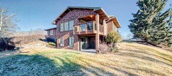 Cozy Calgary cottage for large families. City-based. Year-round!