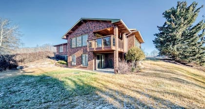 Cozy Calgary cottage for large families. City-based. Year-round!