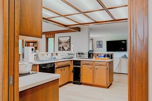 Fridge, microwave, oven, stovetop - Unwind & Enjoy in Luxury Calgary home in 13 Acres. Newly Renovated! (Calgary)