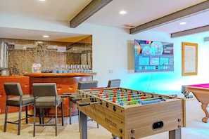 Game room - Unwind & Enjoy in Luxury Calgary home in 13 Acres. Newly Renovated! (Calgary)