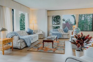Smart TV, fireplace, table football, books - Unwind & Enjoy in Luxury Calgary home in 13 Acres. Newly Renovated! (Calgary)
