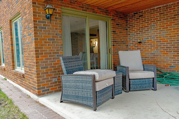 Terrace/patio - Unwind & Enjoy in Luxury Calgary home in 13 Acres. Newly Renovated! (Calgary)