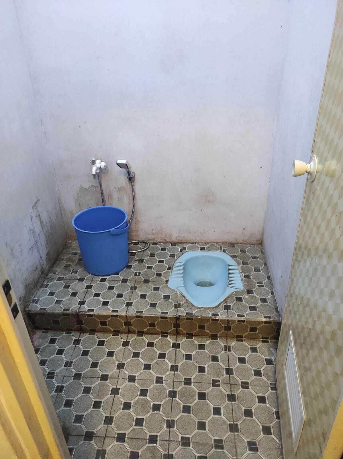 Shower, towels, soap, shampoo