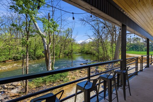Creek Song Cabin in Bourbon Capital