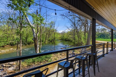 Modern creekside cabin on 32 private acres. 15 minutes from Buffalo Trace!