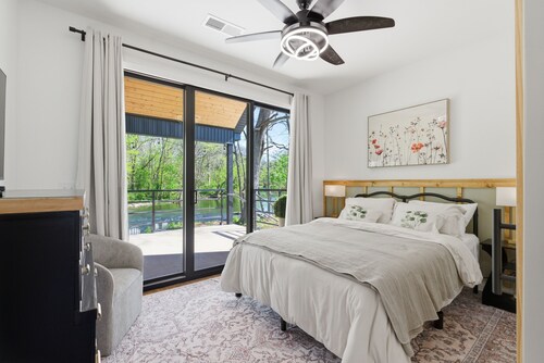 Creek Song Cabin in Bourbon Capital